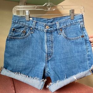 levis 501 shorts medium wash size 25